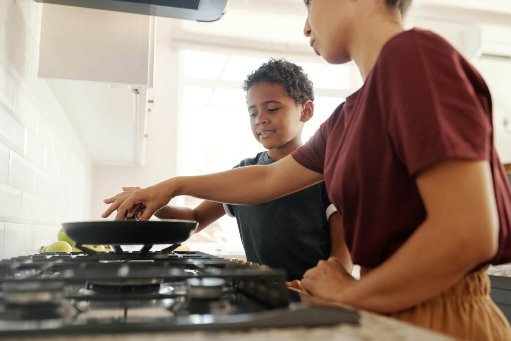 Uma mulher dando instruções na culinaria
